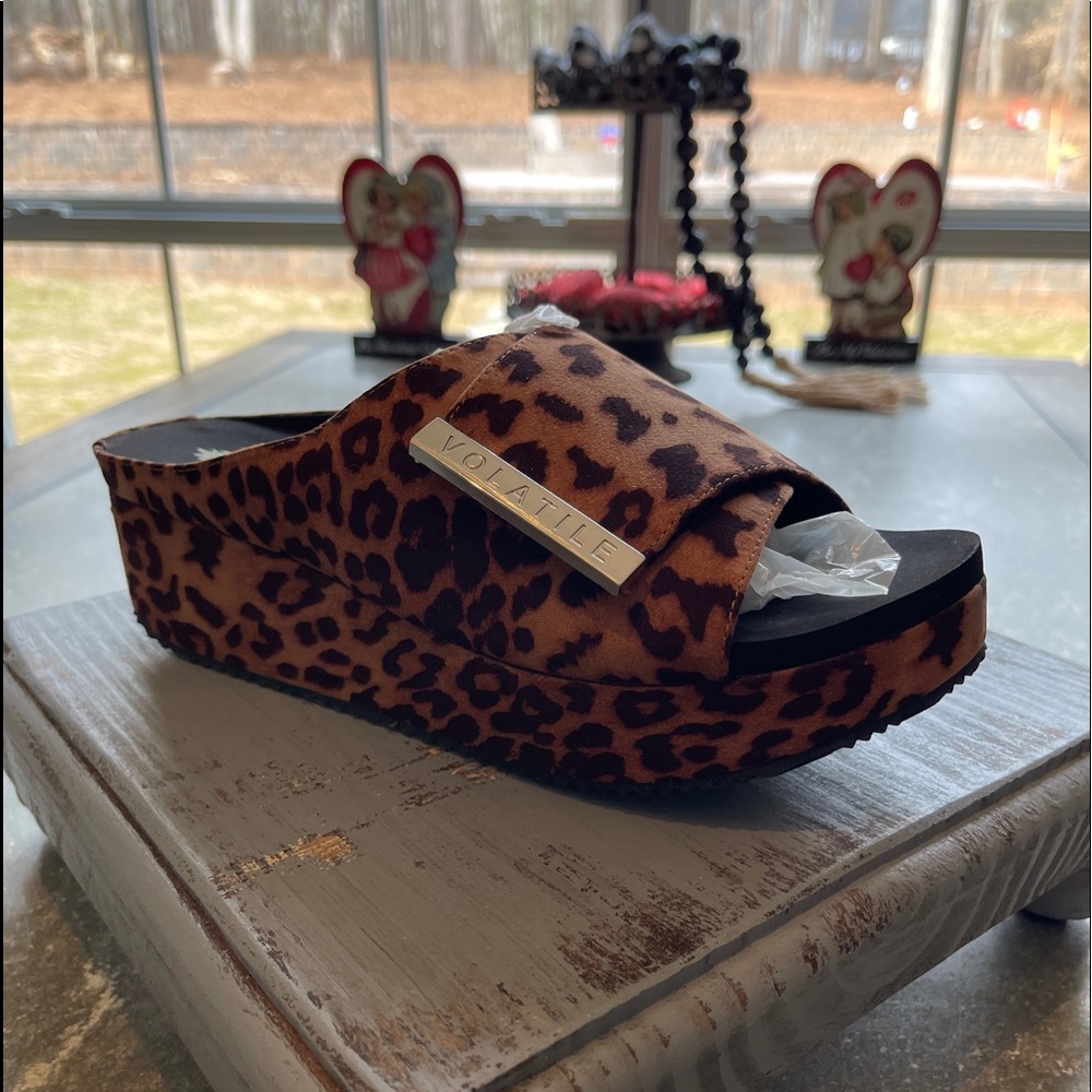 Volatile sandals